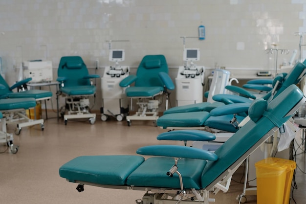 Centrum oddawania krwi z wygodnymi fotelami i sprzętem medycznym