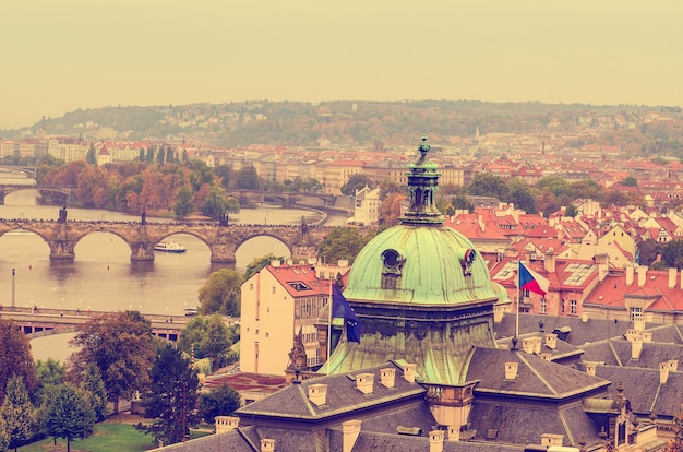 Zdjęcie centrum pragi jesienią z czerwonymi dachami, europejskie podróże krajobrazowe tło w stylu vintage