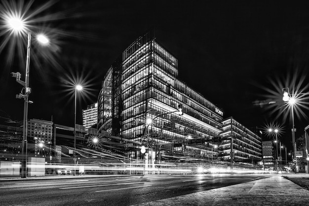 Centrum Sony nocą Postdamer platz Berlin Niemcy