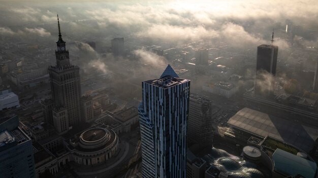 Zdjęcie centrum warszawy z punktu widzenia ptaków centrum miasta w mgle