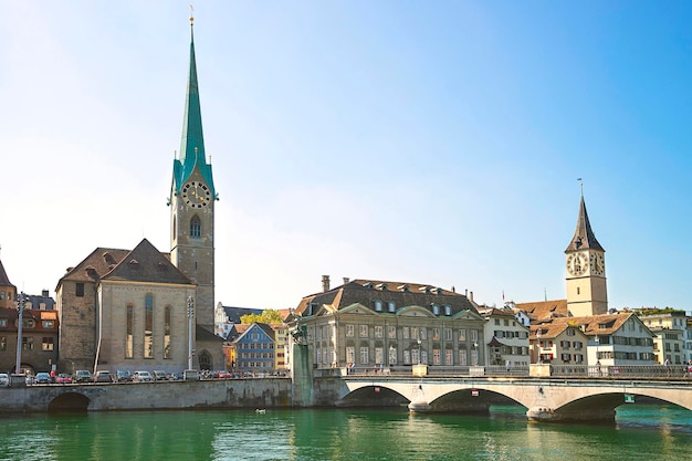 Centrum Zurychu i nabrzeże Limmat latem z iglicą wieży zegarowej ratusza w lecie