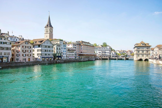 Centrum Zurychu i nabrzeże Limmat w lecie, Szwajcaria