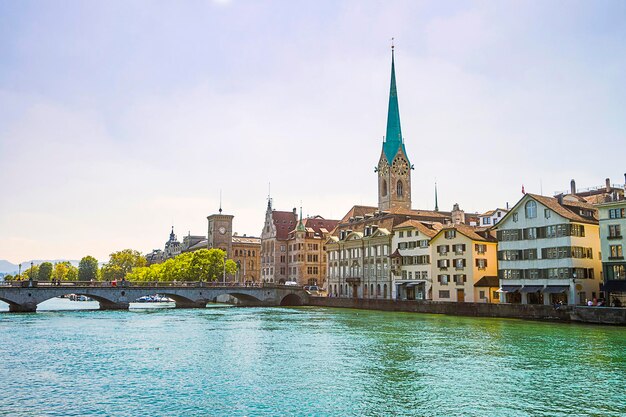 Centrum Zurychu i nabrzeże Limmat w lecie z wieżą zegarową ratusza