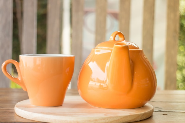Ceramiczna filiżanka herbaty i imbryka