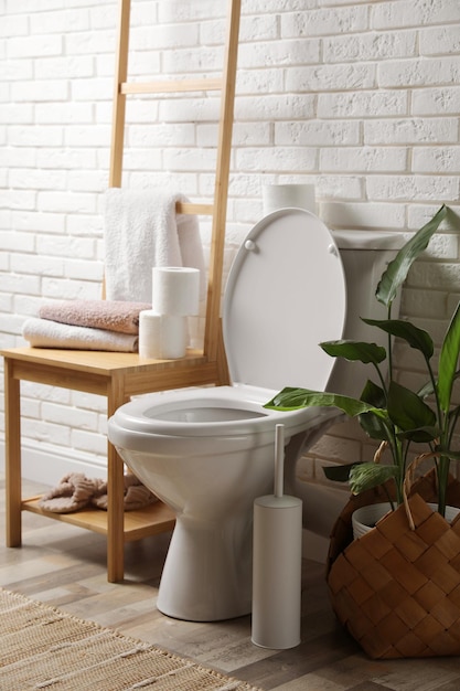 Ceramiczna miska toaletowa i artykuły niezbędne do toalety