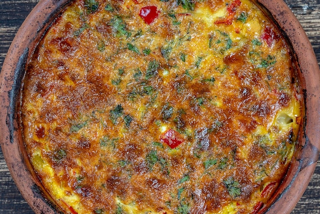 Ceramiczna Miska Z Warzywną Frittatą Proste Wegetariańskie Jedzenie Frittata Z Pomidorową Papryką, Cebulą I Serem Na Drewnianym Stole Z Bliska Włoski Omlet Jajeczny