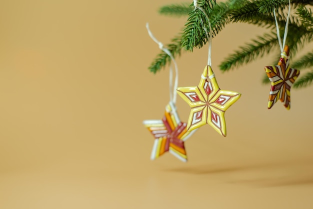 Ceramiczne gwiazdy bożonarodzeniowe na gałęziach sosny
