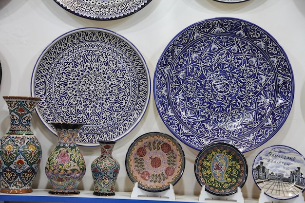 Ceramiczne Talerze Pamiątkowe Wazony Zestawy Do Herbaty Na Półkach Sklepu W Samarkandzie W Uzbekistanie 29042019