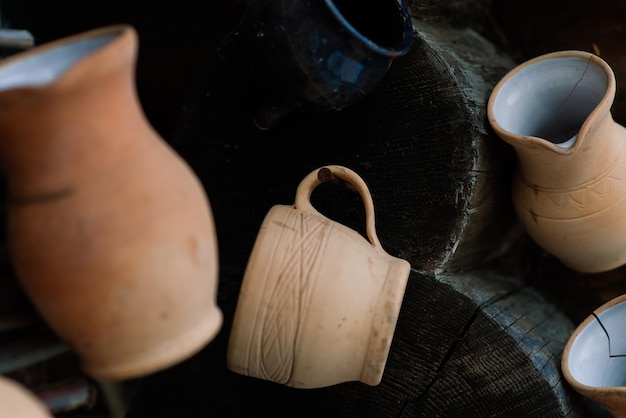 Ceramiczny gliniany dzbanek z terakoty, wazon, pamiątki kuchenne w ulicznym sklepie z ręcznie robioną ceramiką