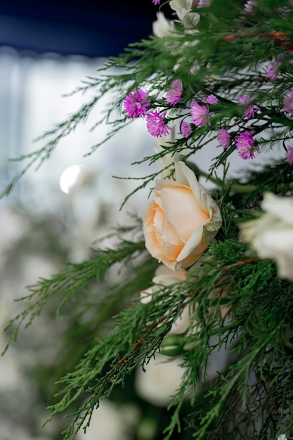 Zdjęcie ceremonia dekoracji ślubnych (żyrandol w łuku z kwiatów)