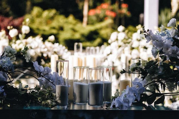 Zdjęcie ceremonia dekoracji ślubnych żyrandol w łuku z kwiatów