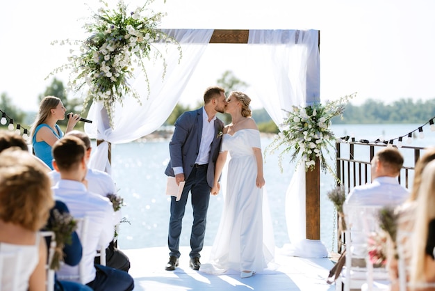 Ceremonia ślubna na wysokim molo nad rzeką