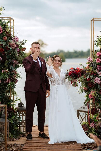 Ceremonia ślubna nowożeńców na molo