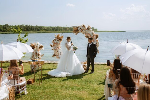 Ceremonia ślubna nowożeńców na molo