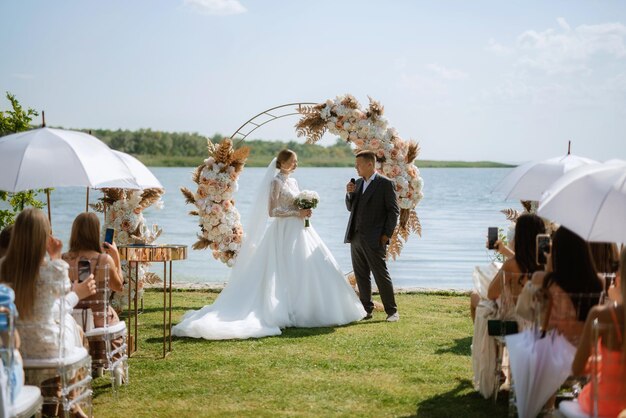 Ceremonia ślubna nowożeńców na molo