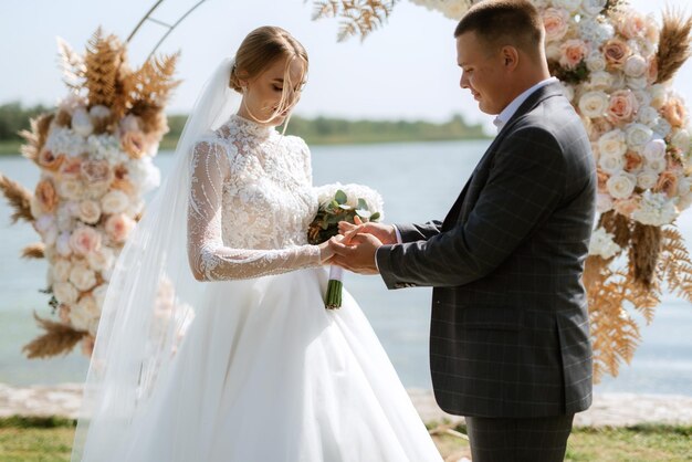 Ceremonia ślubna nowożeńców na molo