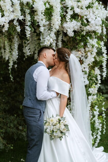 Ceremonia ślubna nowożeńców na polanie