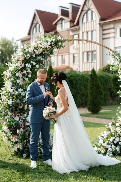 Ceremonia ślubna nowożeńców na polanie