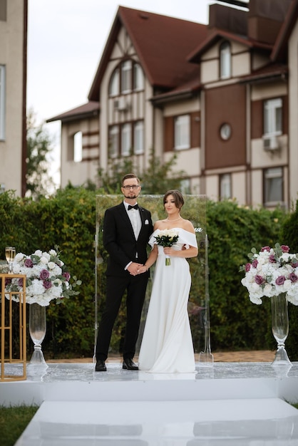 Ceremonia ślubna nowożeńców na polanie