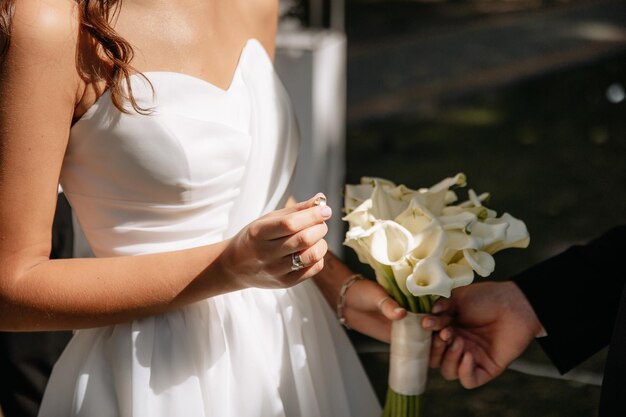 Zdjęcie ceremonia ślubna wymiany pierścieni zaręczynowych panna młoda i pan młody zakładają pierścienie ślubne