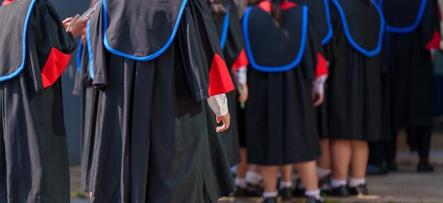 Ceremonia Ukończenia Szkoły Przez Uczniów Noszących Zaprawę Murarską Podczas Ceremonii Ukończenia Szkoły Od Tyłu