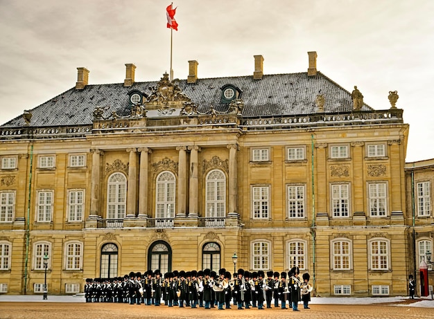 Ceremonia zmiany warty na placu w pobliżu duńskiego Pałacu Królewskiego w Kopenhadze, Dania