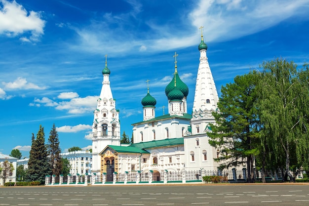 Cerkiew Eliasza Proroka w starym centrum miasta latem Jarosławia w Rosji. Starożytne rosyjskie miasto.
