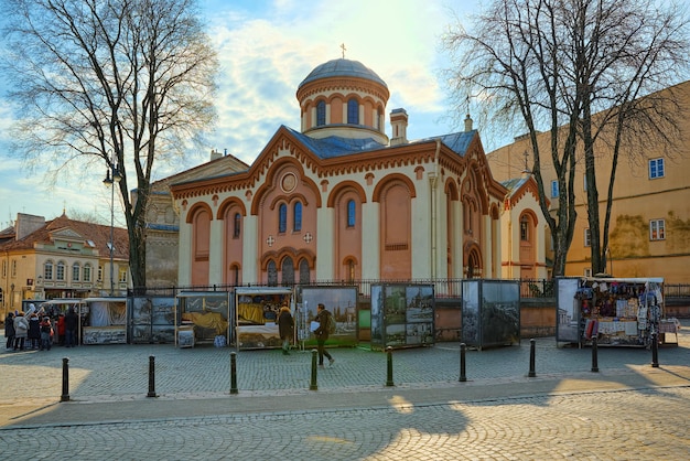 Cerkiew prawosławna św. Parascewy na ulicy Didzioji w zabytkowej części starego miasta Wilna na Litwie