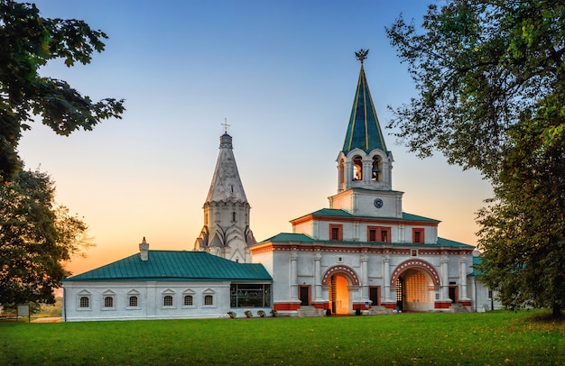 Cerkiew Wniebowstąpienia i Brama Kołomienskoje w Moskwie w letni poranek