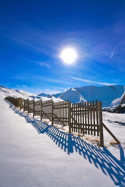 Cerler drewniany płot śniegowy w Pirenejach