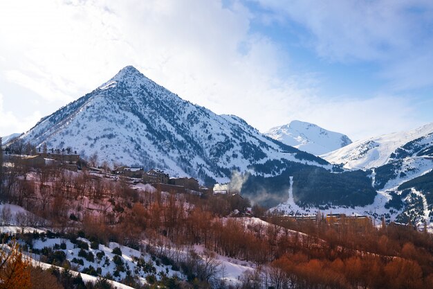 Cerler narciarski teren linia horyzontu w Huesca Pyrenees Hiszpania