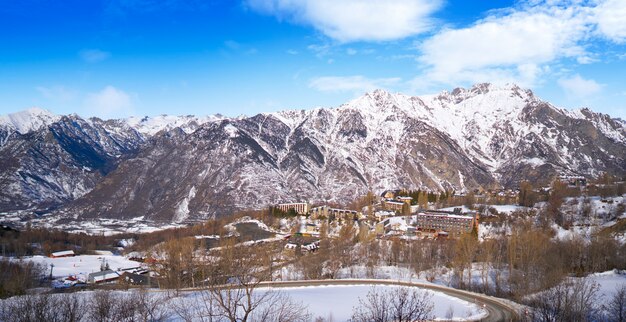 Cerler narciarski teren linia horyzontu w Huesca Pyrenees Hiszpania