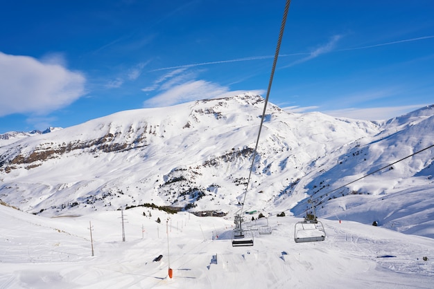 Cerler nieba teren w Pyrenees Huesca Hiszpania