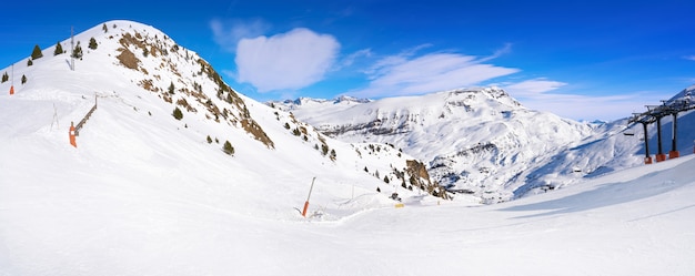 Cerler nieba teren w Pyrenees Huesca Hiszpania