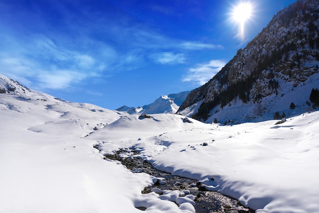 Cerler śnieg Strumień W Pyrenees Huesca Hiszpania