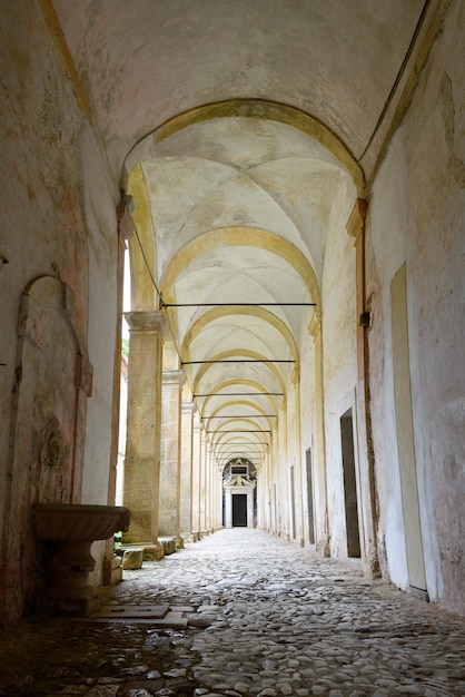 Certosa di Padula, znana jako Padula Charterhouse, jest klasztorem w prowincji Salerno w Kampanii we Włoszech