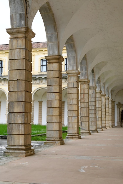 Certosa di Padula, znana jako Padula Charterhouse, jest klasztorem w prowincji Salerno w Kampanii we Włoszech