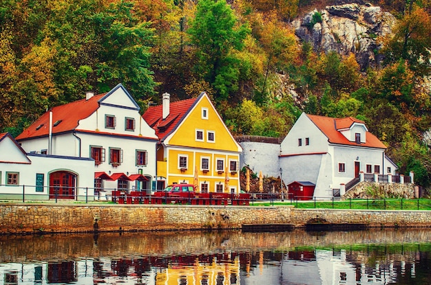 Cesky Krumlov słynny czeski historyczny piękny widok na miasto, rzekę i piękną jesienną ulicę z kolorowymi budynkami i jesiennymi drzewami Podróż po Europie