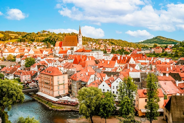 Cesky Krumlov z kościołem św. Wita w centrum historycznego miasta Czechy Południowe Czechy