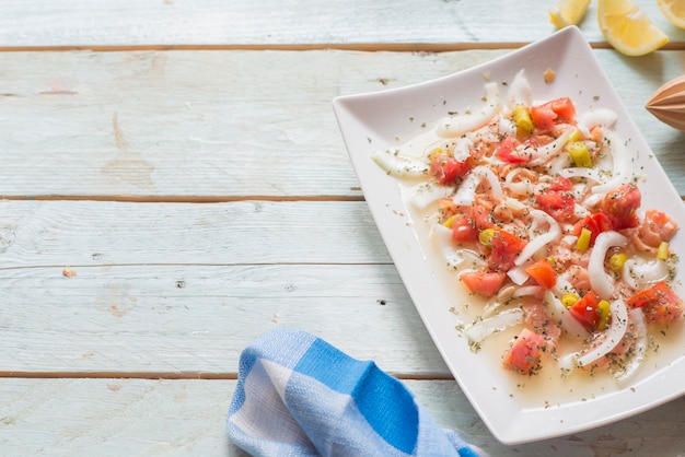 Ceviche z łososiem, pomidorem, cebulą, cytryną