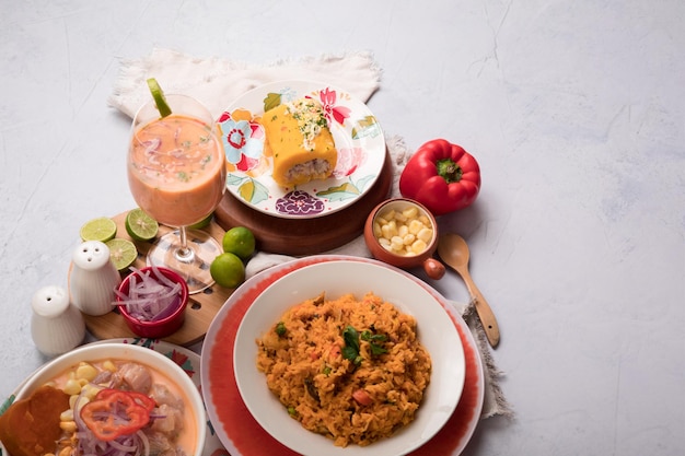 Ceviche z owoców morza Różne talerze z jedzeniem Peru tradycyjny stół w formie bufetu z jedzeniem komfortowym