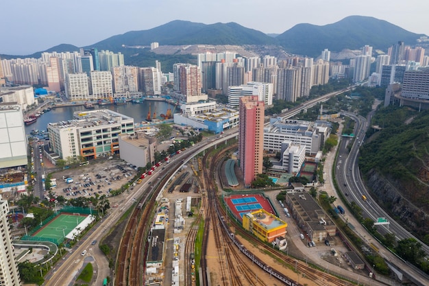 Chai Wan, Hongkong 02 maja 2019: Dron przelatuje nad dworcem kolejowym w Hongkongu