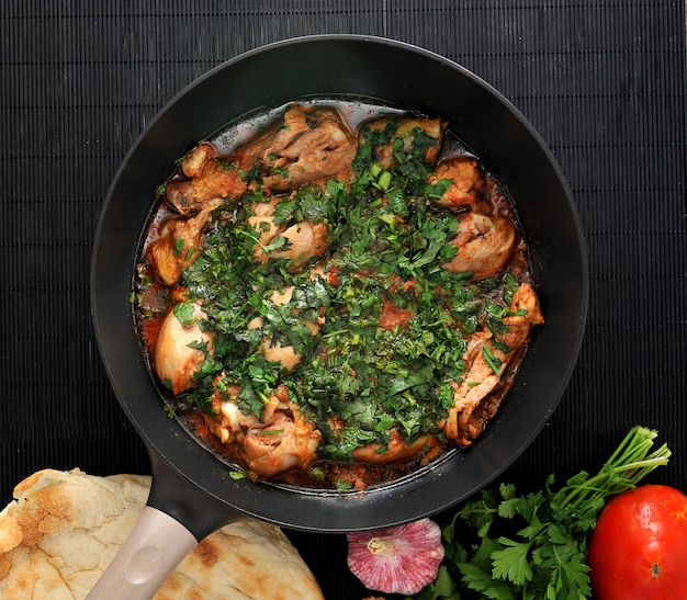 Chakhokhbili - tradycyjne gruzińskie danie, kurczak duszony z ziołami i pomidorami