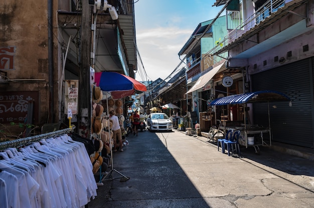 Chanthaburi, Tajlandia-28 listopada 2020: Nieznany turysta spacerujący po Starym Mieście Chanthaboon Waterfront. Chanthaboon to starożytna społeczność nabrzeżna położona po zachodniej stronie rzeki Chanthaburi