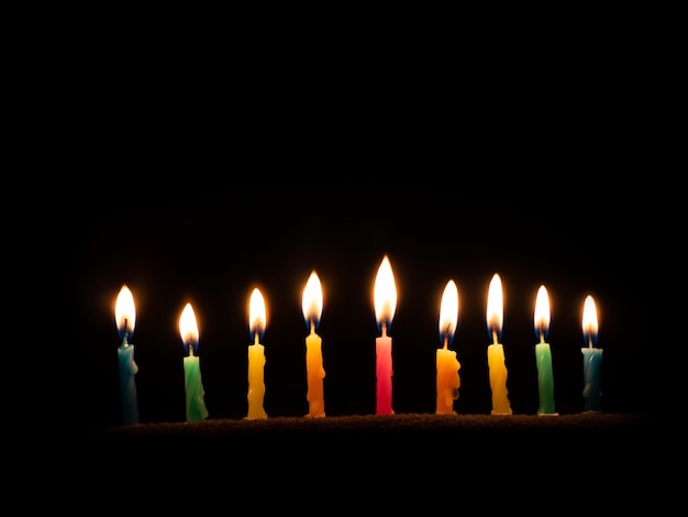 Chanuka to żydowskie święto świec Dziewięć płonących świec Święto ognia i światła