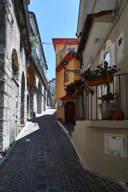 Charakterystyczna droga Letino, średniowiecznego miasta w górach Kampanii we Włoszech