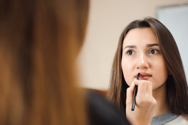 Charakteryzatorka Tworzy Piękny Makijaż Dla Modelki Brunetka.