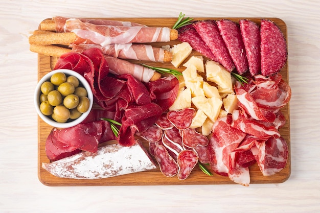 Zdjęcie charcuterie antipasti przystawki z mięsa i sera z salami prosciutto crudo lub