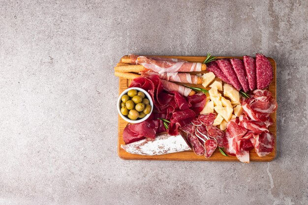 Zdjęcie charcuterie antipasti przystawki z mięsa i sera z salami prosciutto crudo lub