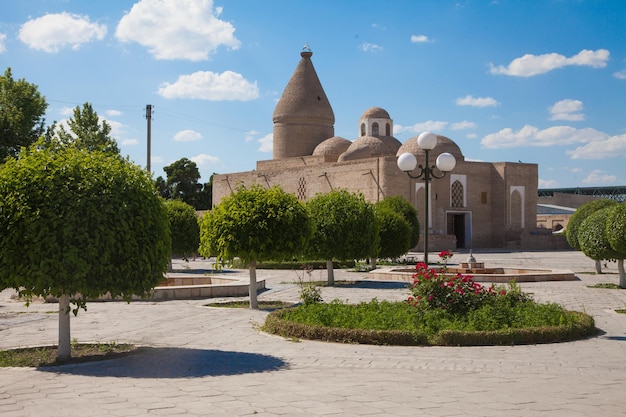Zdjęcie chashmai ayub mauzoleum i święte źródło w bucharze w uzbekistanie koncepcja podróży turystycznej